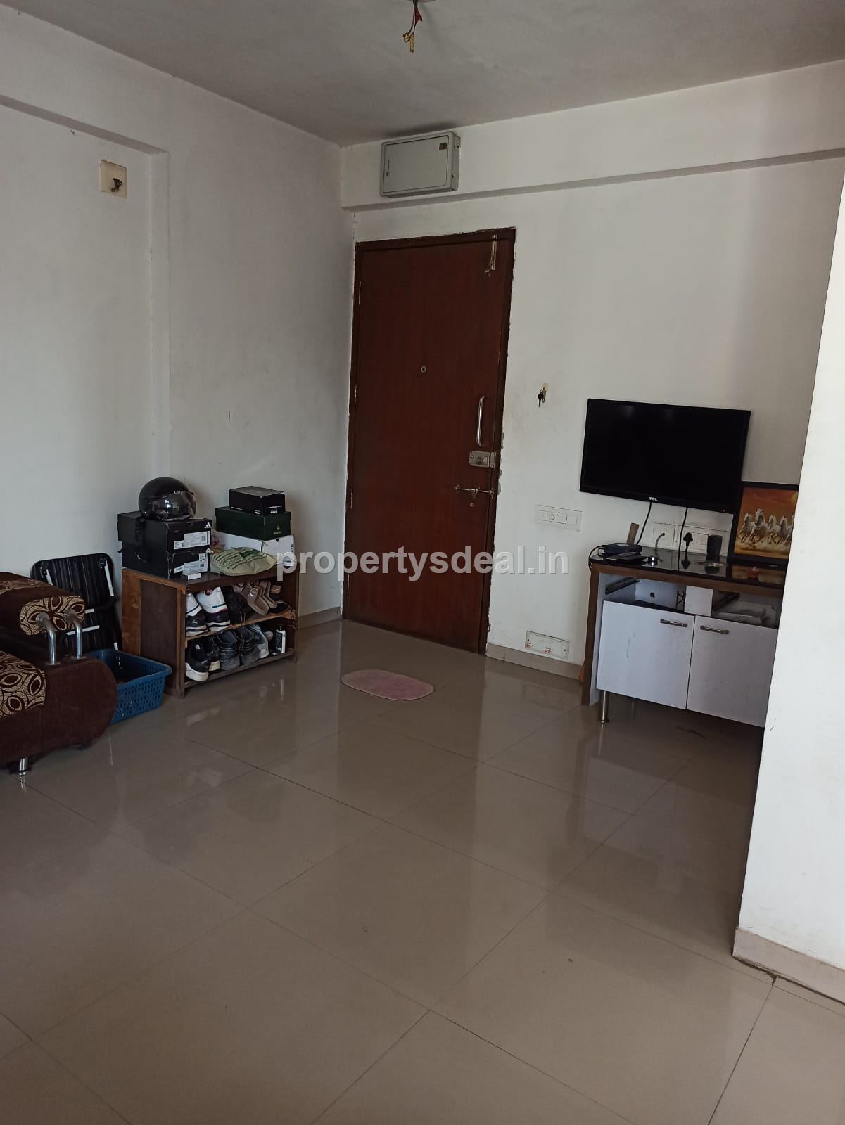 2 BHK fully furnished flat is available for rent in Malabar County 1.